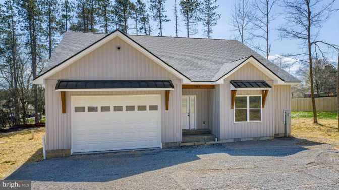 Attached, Exterior, Facade, Farmhouse