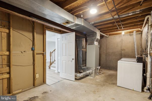 Interior, Washer, Wooden Beams