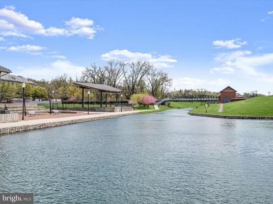 Exterior, Lake
