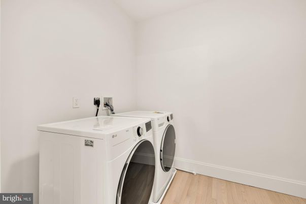 Interior, Washer, Wood Texture Flooring