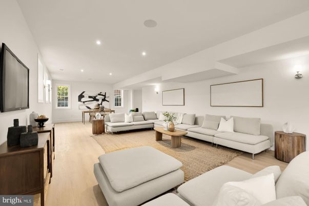 Fitness Equipment, Interior, Living room, Recessed Lighting, Wood Texture Flooring