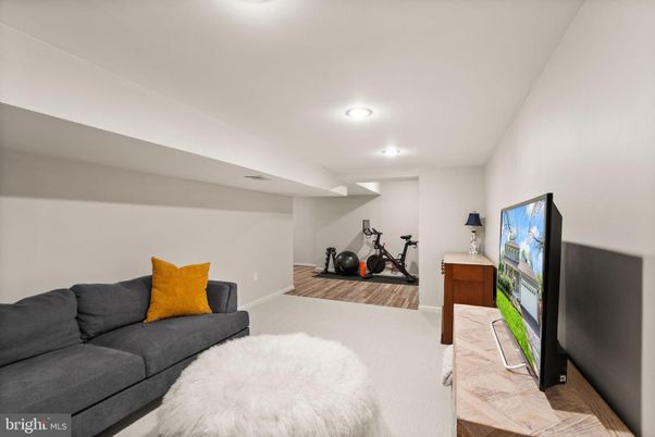 Fitness Equipment, Interior, Living room, Recessed Lighting, Wood Texture Flooring