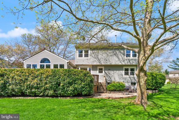 Backyard, Exterior, Facade, Split Level