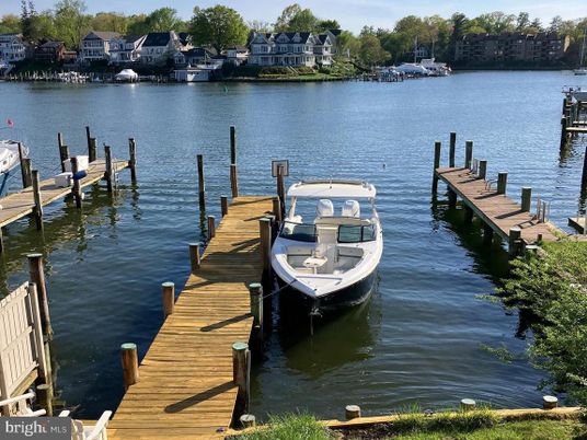 Exterior, Lake
