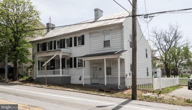 Exterior, Facade, Solar Panels, American Foursquare