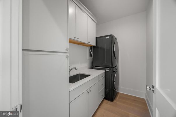 Interior, Washer, Wood Texture Flooring