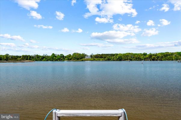 Exterior, Lake