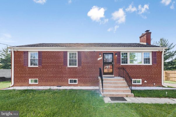 Exterior, Facade, Brick Facade, Raised Ranch