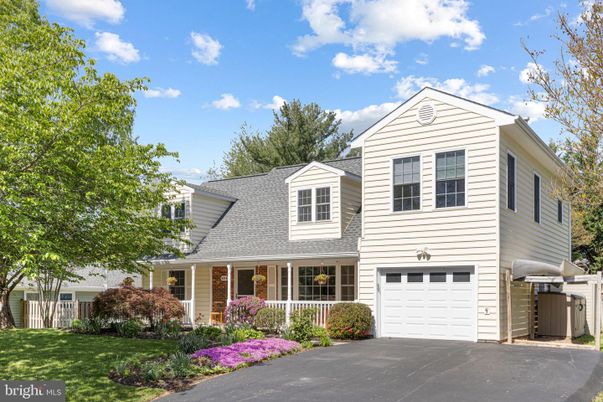 Attached, Exterior, Facade, Farmhouse