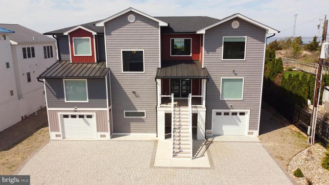 Attached, Exterior, Facade, Rowhouse