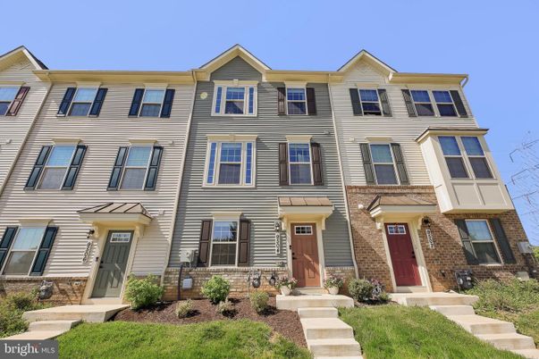 Exterior, Facade, Rowhouse