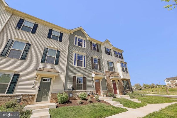 Exterior, Facade, Rowhouse