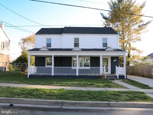 Exterior, Facade, American Foursquare