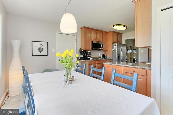 Dining room, Interior, Kitchen, Pendant Lights, Stainless Steel Appliances