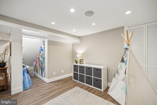 Interior, Recessed Lighting, Wood Texture Flooring