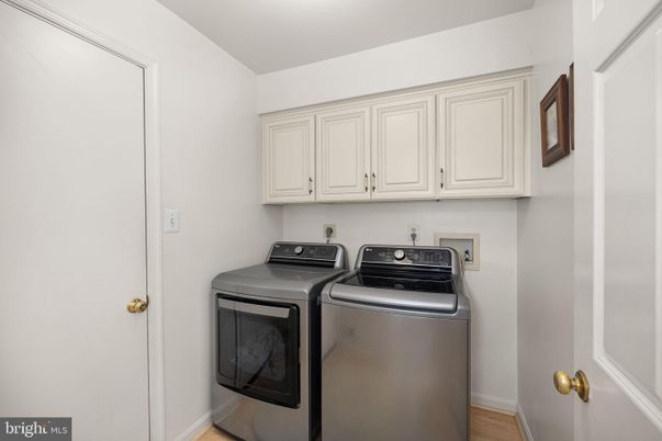 Interior, Washer, Wood Texture Flooring