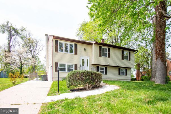 Backyard, Exterior, Facade, Raised Ranch