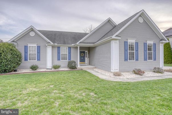Exterior, Facade, Ranch