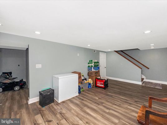 Interior, Recessed Lighting, Wood Texture Flooring