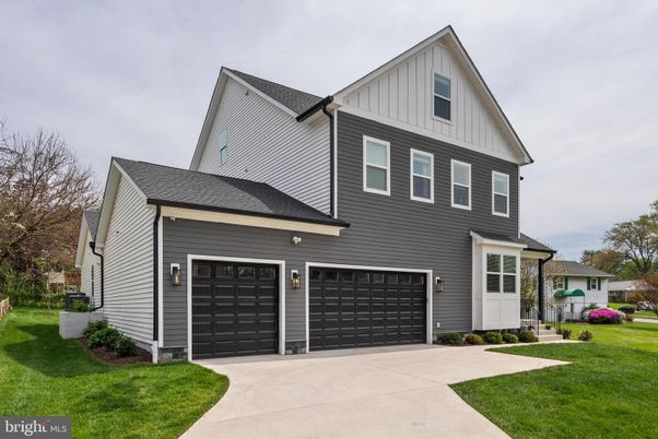 Attached, Exterior, Facade, Farmhouse