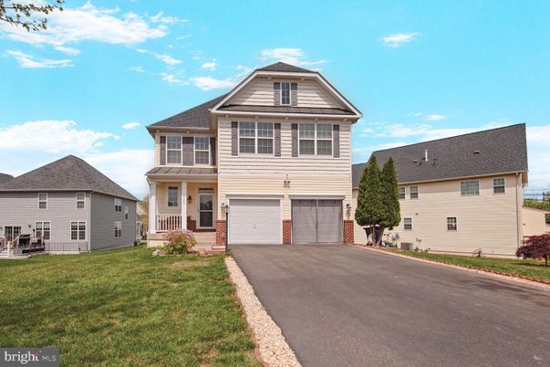 Attached, Exterior, Facade, Split Level
