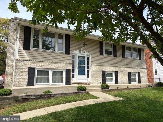 Exterior, Facade, Raised Ranch