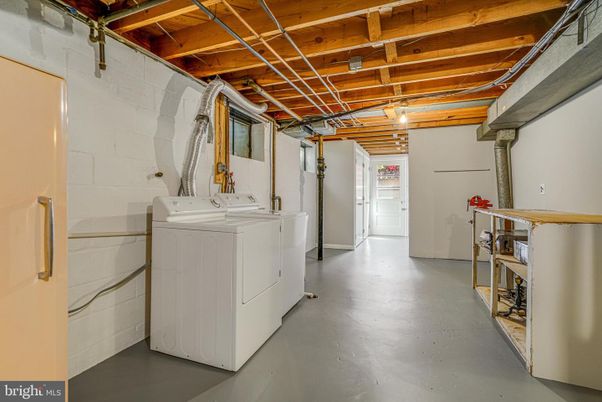 Interior, Washer, Wooden Beams