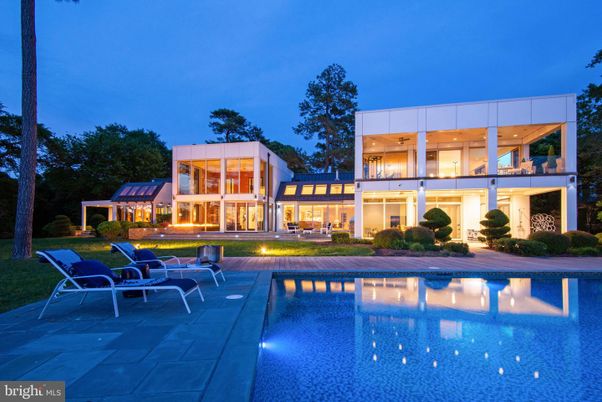 Backyard, Exterior, Facade, Pool, Modern