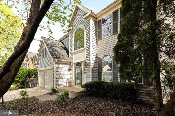 Attached, Exterior, Facade, Queen Anne Victorian