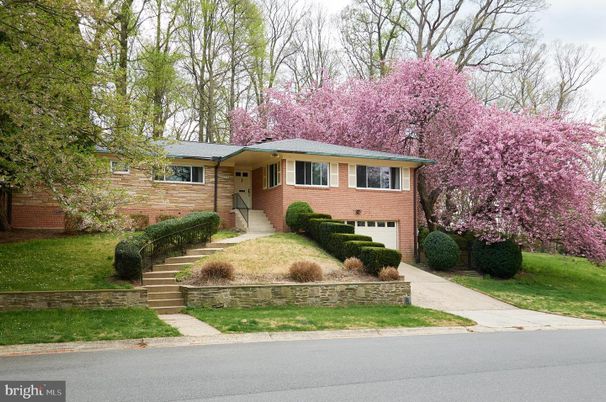 Attached, Exterior, Facade, Brick Facade, Split Level