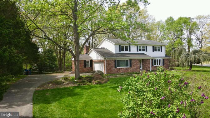 Attached, Exterior, Facade, Brick Facade, Split Level