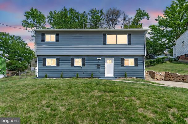Backyard, Exterior, Facade, Raised Ranch