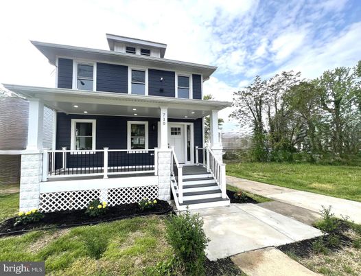 Exterior, Facade, American Foursquare