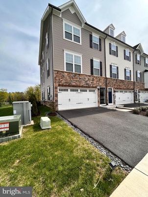 Attached, Exterior, Facade, Brick Facade, Rowhouse