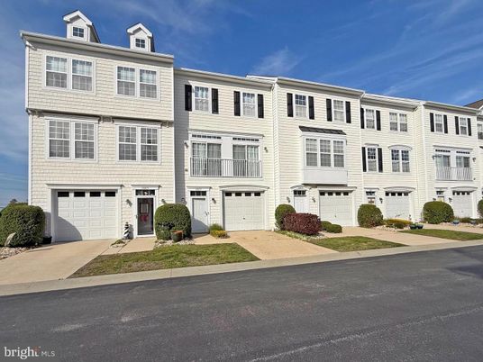 Attached, Exterior, Facade, Rowhouse