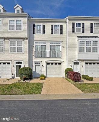 Attached, Exterior, Facade, Rowhouse