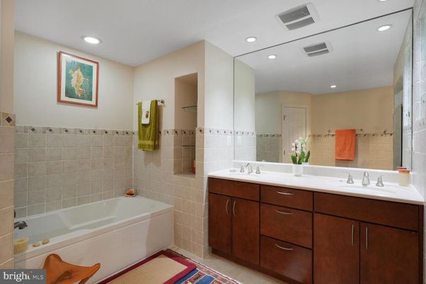 Bathroom, Dual Sink Vanities, Interior, Recessed Lighting