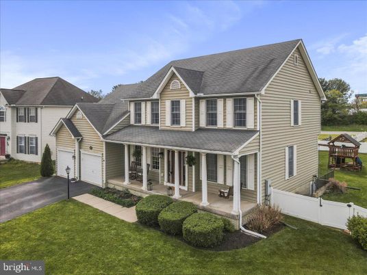 Attached, Exterior, Facade, Farmhouse