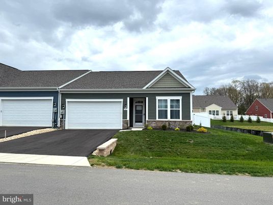 Attached, Exterior, Facade, Ranch
