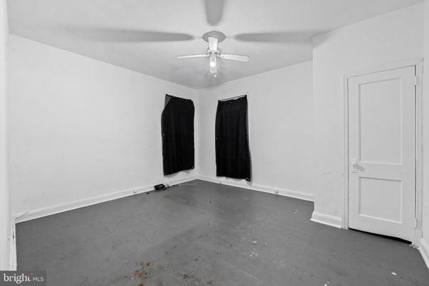 Empty room, Interior