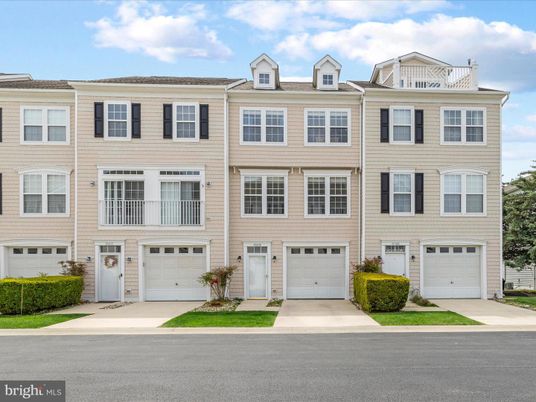 Attached, Exterior, Facade, Rowhouse