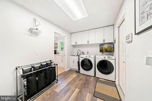 Interior, Washer, Wood Texture Flooring