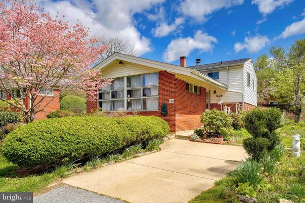 Exterior, Facade, Brick Facade, Raised Ranch