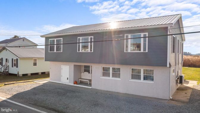 Exterior, Facade, Raised Ranch