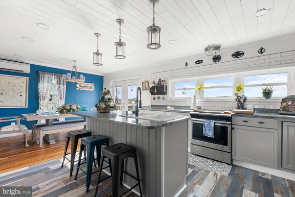 Dining room, Interior, Kitchen, Pendant Lights, Recessed Lighting, Wood Texture Flooring