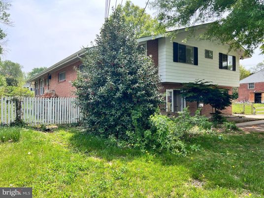 Exterior, Facade, Brick Facade, Raised Ranch