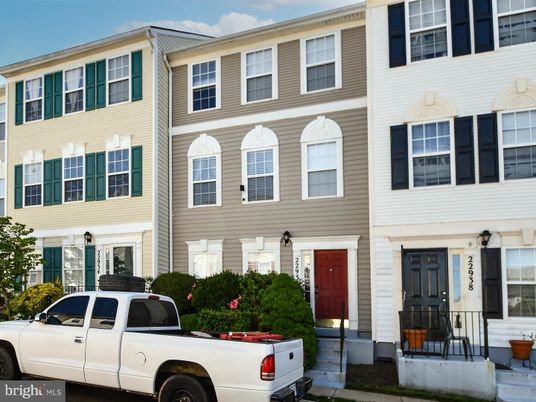 Exterior, Facade, Rowhouse
