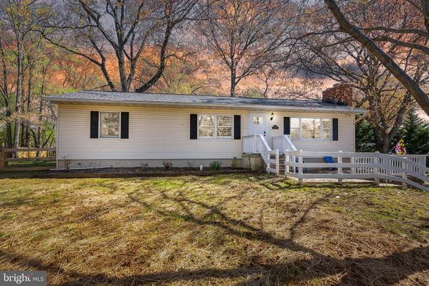 Backyard, Exterior, Facade, Raised Ranch