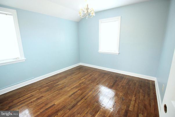 Chandelier, Empty room, Interior, Wood Texture Flooring
