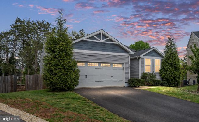 Attached, Exterior, Facade, American Craftsman